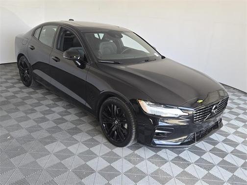 2022 Volvo S60 B5 Black Edition R-Design