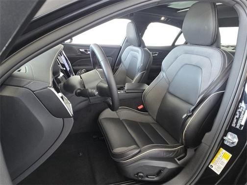 2022 Volvo S60 B5 Black Edition R-Design