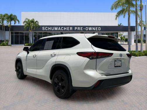 Blizzard Pearl 2021 Toyota Highlander LE