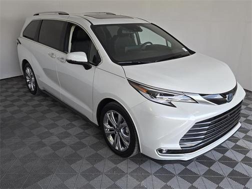 2023 Toyota Sienna Platinum 7 Passenger