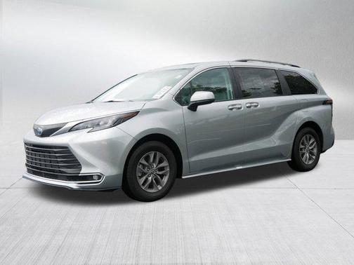 2024 Toyota Sienna XLE 8 Passenger