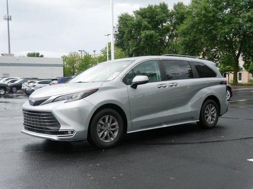 2024 Toyota Sienna XLE 8 Passenger