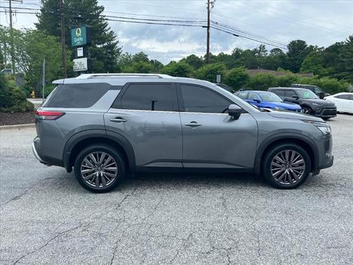 2022 Nissan Pathfinder SL