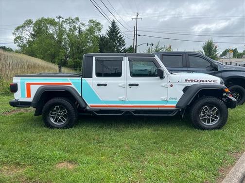 Bright White Clearcoat 2024 Jeep Gladiator Mojave