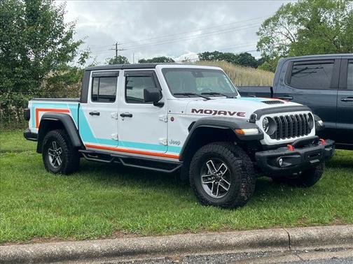 Bright White Clearcoat 2024 Jeep Gladiator Mojave