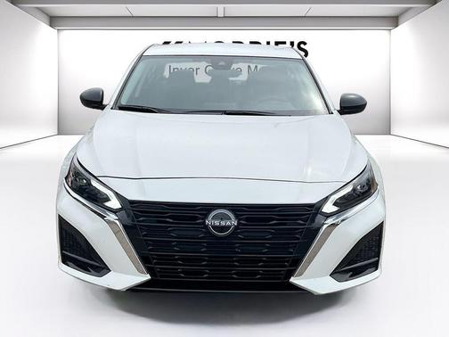 Glacier White 2025 Nissan Altima SV