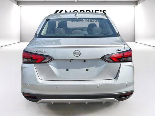 Brilliant Silver Metallic 2023 Nissan Versa 1.6 SV