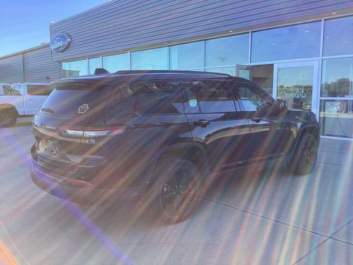 Diamond Black Crystal Pearlcoat 2024 Jeep Grand Cherokee L Altitude