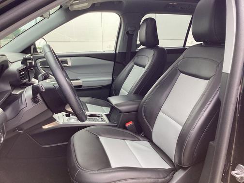 Agate Black Metallic 2023 Ford Explorer XLT