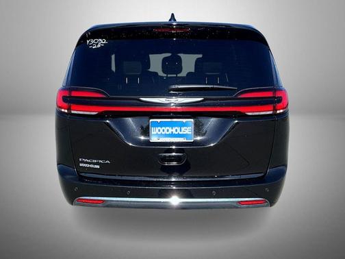 Diamond Black Crystal Pearlcoat 2025 Chrysler Pacifica L