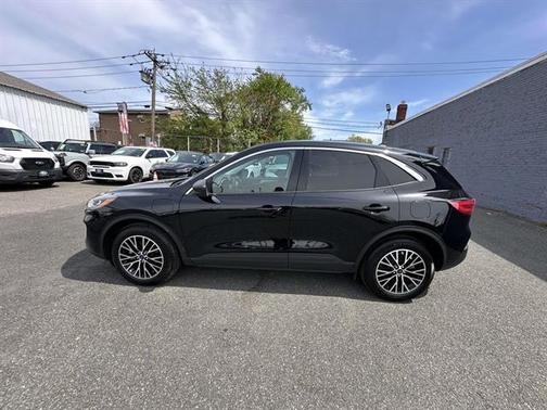 Agate Black Metallic 2022 Ford Escape SE