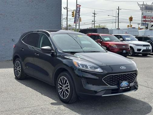Agate Black Metallic 2022 Ford Escape SE