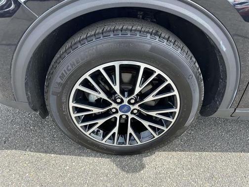 Agate Black Metallic 2022 Ford Escape SE