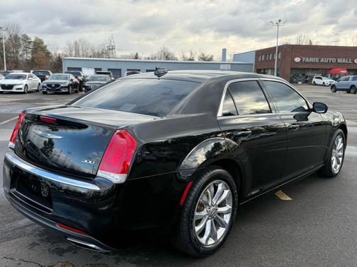2018 Chrysler 300 Touring