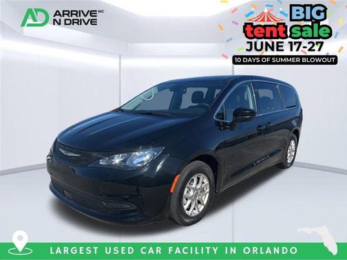 Diamond Black Crystal Pearlcoat 2024 Chrysler Voyager LX