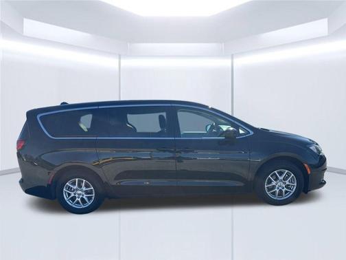 Diamond Black Crystal Pearlcoat 2024 Chrysler Voyager LX