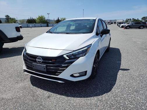 Aspen White Tricoat 2024 Nissan Versa 1.6 S