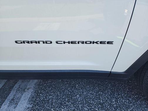 Bright White Clearcoat 2023 Jeep Grand Cherokee Altitude