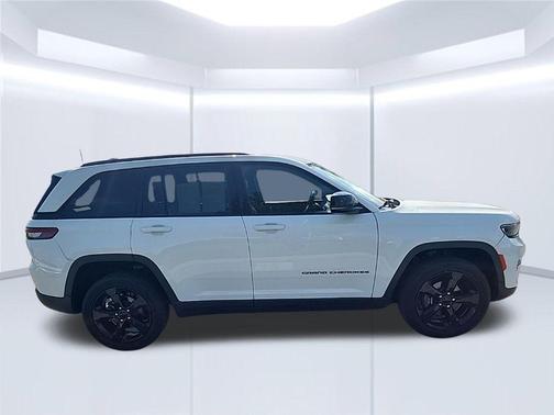 Bright White Clearcoat 2023 Jeep Grand Cherokee Altitude