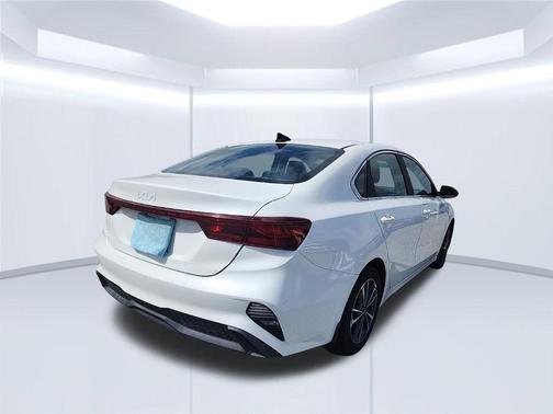 Clear White 2024 Kia Forte LXS