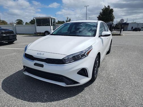 Clear White 2024 Kia Forte LXS