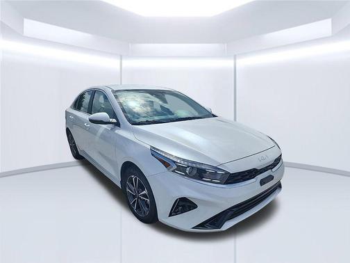 Clear White 2024 Kia Forte LXS