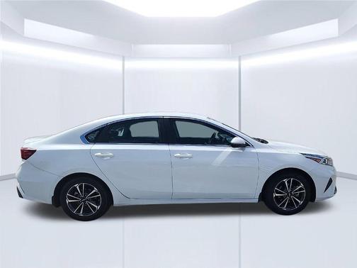 Clear White 2024 Kia Forte LXS