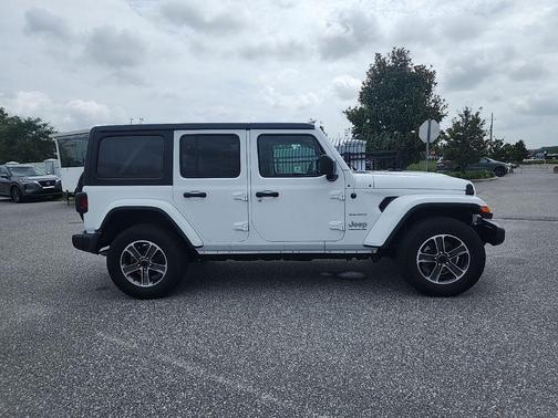 Bright White Clearcoat 2023 Jeep Wrangler 4-Door Sahara