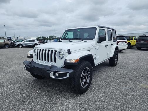 Bright White Clearcoat 2023 Jeep Wrangler 4-Door Sahara