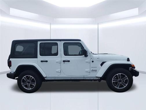 Bright White Clearcoat 2023 Jeep Wrangler 4-Door Sahara