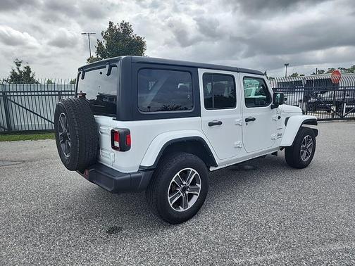 Bright White Clearcoat 2023 Jeep Wrangler 4-Door Sahara
