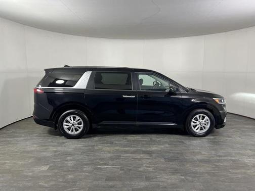 2022 Kia Carnival LX