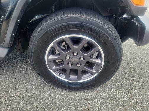 Black Clearcoat 2022 Jeep Gladiator Overland