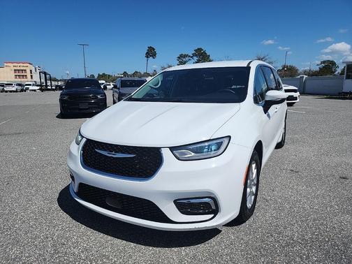 Bright White Clearcoat 2023 Chrysler Pacifica Touring L