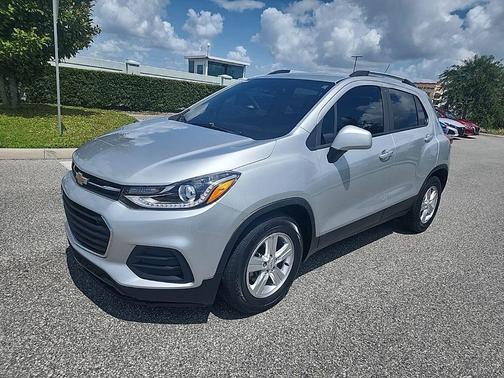 Silver Ice Metallic 2021 Chevrolet Trax LT