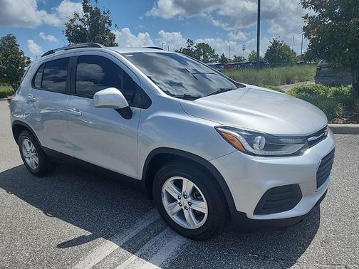 Silver Ice Metallic 2021 Chevrolet Trax LT