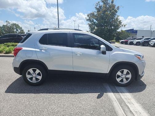 Silver Ice Metallic 2021 Chevrolet Trax LT