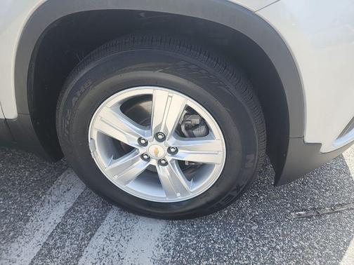 Silver Ice Metallic 2021 Chevrolet Trax LT