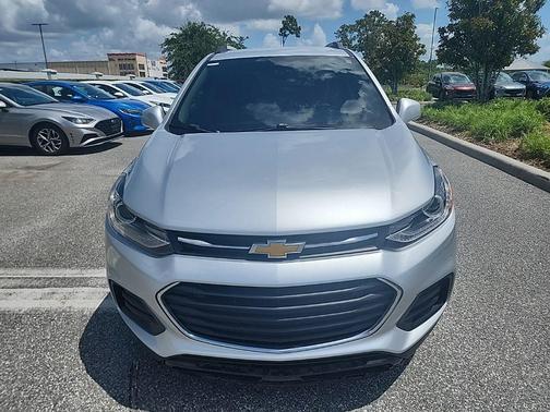 Silver Ice Metallic 2021 Chevrolet Trax LT