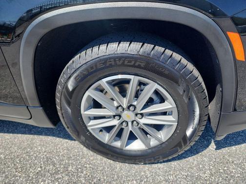 Mosaic Black Metallic 2022 Chevrolet Traverse LT Cloth