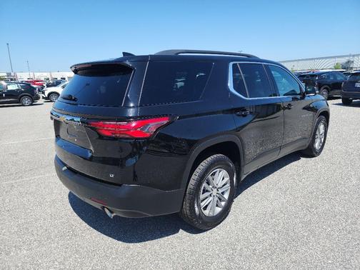 Mosaic Black Metallic 2022 Chevrolet Traverse LT Cloth