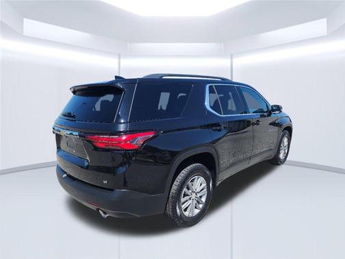 Mosaic Black Metallic 2022 Chevrolet Traverse LT Cloth