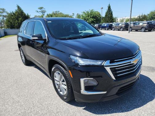 Mosaic Black Metallic 2022 Chevrolet Traverse LT Cloth