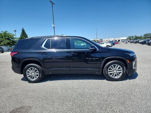 Mosaic Black Metallic 2022 Chevrolet Traverse LT Cloth