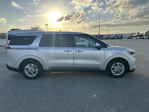 2022 Kia Carnival LX
