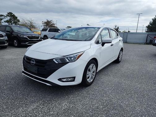 Aspen White Tricoat 2024 Nissan Versa 1.6 S