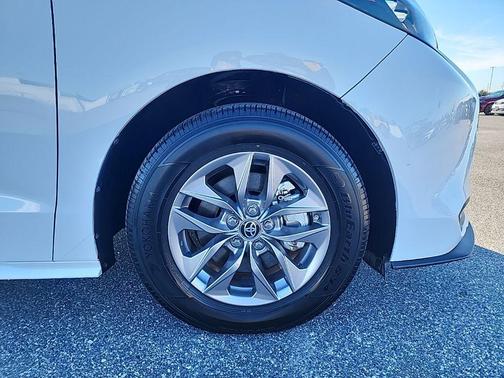2025 Toyota Sienna LE
