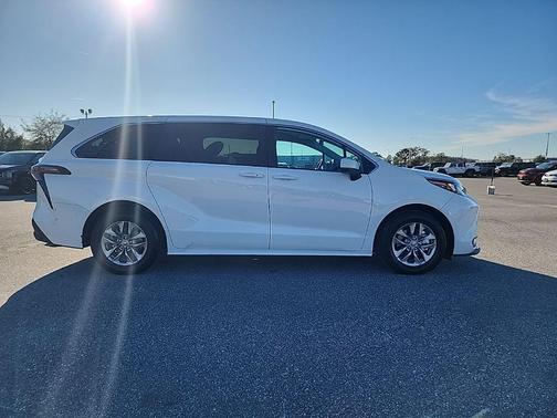 2025 Toyota Sienna LE