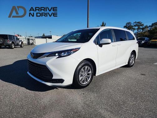 2025 Toyota Sienna LE