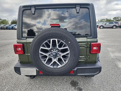 Sarge Green Clearcoat 2024 Jeep Wrangler 4-Door Sahara
